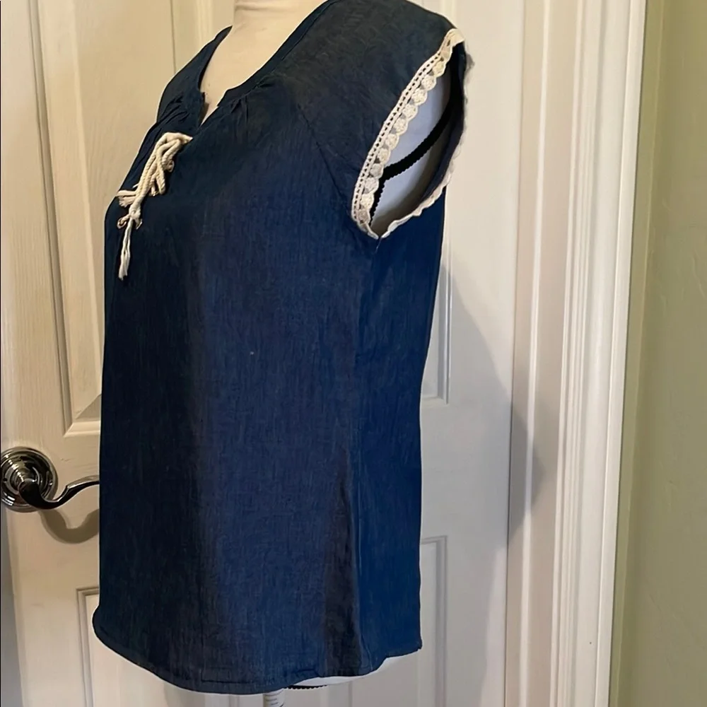 Chic Denim Lace-Up Blouse - Picture 3 of 6